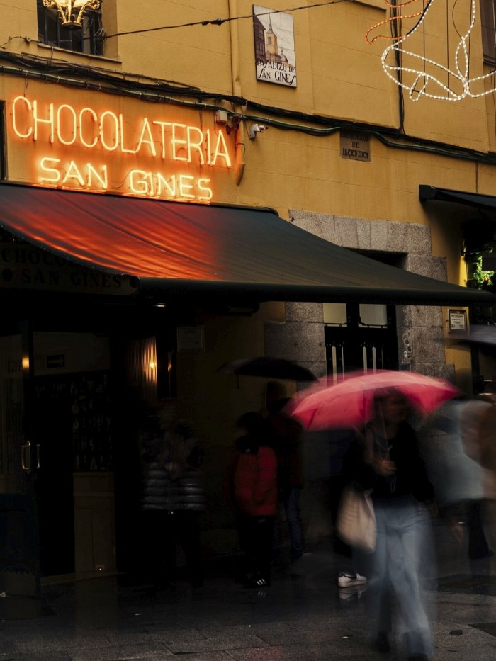 The red neon sign of Chocolatería San Ginés 