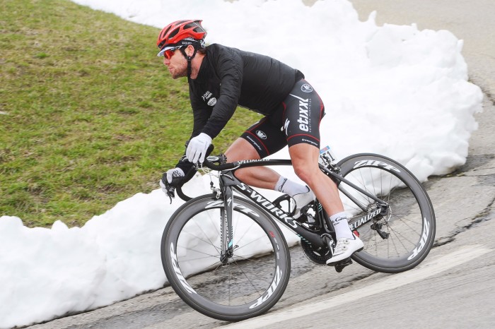Cavendish rides a snowy Alpine descent on stage 16 of the 2013 Giro d’Italia