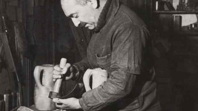 ALEXANDRE NOLL (1890‐1970) in his workshop