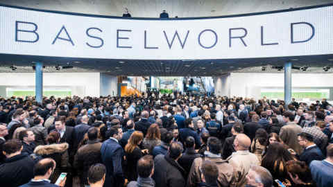 Crowds await the opening of Baselworld in 2016