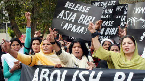 BWE9B5 Activists of Minorities Alliance (APMA) chant slogans for release of Asia Bibi during a protest demonstration at Lahore