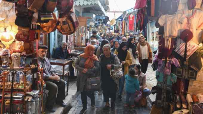 R56E5K November 17, 2018 - Tunis, Tunisia: Women walk in the traditional souk market in the medina. Tunisian politicians are debating a new law to give both sexes equal inheritance rights, which would reform the current Islamic-inspired code that ensures that a man receives double a womanOs share of an inheritance. Des femmes dans le souk de la medina (vieille ville) de Tunis. *** FRANCE OUT / NO SALES TO FRENCH MEDIA ***