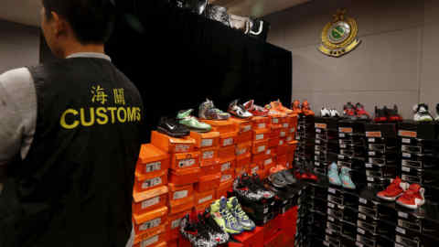Counterfeit sports shoes are displayed at the customs headquarters in Hong Kong, China August 6, 2015. Customs and police smashed a syndicate suspected of selling counterfeit goods, seizing more than 30,000 items, the largest amount in a decade. One Filipino and two Pakistainis were arrested, customs and police officers said. REUTERS/Bobby Yip - GF20000015167