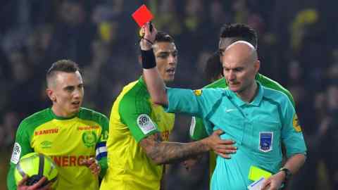 TOPSHOT - Nantes' Brazilian defender Diego Carlos (C) receives a red card from French referee Tony Chapron during the French L1 football match between Nantes and Paris Saint-Germain (Paris-SG) at the La Beaujoire stadium in Nantes, western France, on January 14, 2018. / AFP PHOTO / LOIC VENANCE (Photo credit should read LOIC VENANCE/AFP via Getty Images)