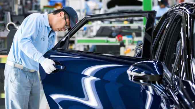 A Toyota Motor Corp. worker inspects a Mirai fuel-cell vehicle (FCV) on the production line of the company's Motomachi plant in Toyota City, Aichi, Japan, on Thursday, Oct. 13, 2016. Toyota plans to rely on hydrogen to all but rid its lineup of traditional-engine models by 2050. Photographer: Tomohiro Ohsumi/Bloomberg