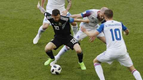 Argentina's Lionel Messi is challenged by Iceland players during the FIFA World Cup 2018 Group D soccer match between Argentina and Iceland at Zaryadye Park in Moscow, Russia, 16 June 2018. Photo: Petter Arvidson/Bildbyran via ZUMA Press/dpa