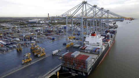 The MOL Caledon container ship, operated by Mitsui O.S.K. Lines Ltd., sits moored to the dock side at DP World Ltd.'s newly operational London Gateway deep-sea container terminal port in Stanford-Le-Hope, U.K., on Thursday, Nov. 7, 2013. Photographer: Matthew Lloyd/Bloomberg