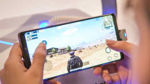 An attendee plays the PlayerUnknown's Battlegrounds (PUBG) game on a Samsung Electronics Co. Galaxy Note 9 smartphone during SK Telecom Co.'s 5GX Game Festival in Goyang, South Korea, on Friday, Aug. 10, 2018. Professional video gaming began in South Korea more than a decade ago, and has given rise to leagues that now pack stadiums and draw hundreds of thousands of eyeballs to Twitch livestreams for tournaments. Photographer: Jean Chung/Bloomberg