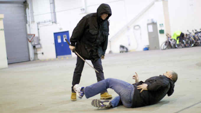 Scottish police recreate a street fight involving a man with a samurai sword to demonstrate de-escalation techniques at the Jackton training center in Glasgow, Scotland, where police leaders from throughout the U.S. gathered to discuss department tactics, on Nov. 12, 2015. The American delegation traveled to Scotland, where 98 percent of the country?s police officers do not carry guns, as U.S. departments reconsider tactics amid a string of fatal confrontations. (Kieran Dodds/The New York Times) / Redux / eyevine Please agree fees before use. SPECIAL RATES MAY APPLY. For further information please contact eyevine tel: +44 (0) 20 8709 8709 e-mail: info@eyevine.com www.eyevine.com