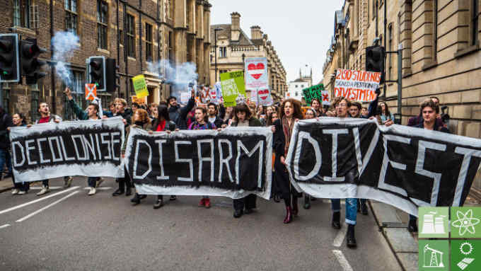 R250EB Cambridge, UK. 16th Nov 2018. Cambridge University students march through central Cambridge on Fri 16th Nov 2018 demanding the University divest its unethical investments in arms and fossil fuels connections