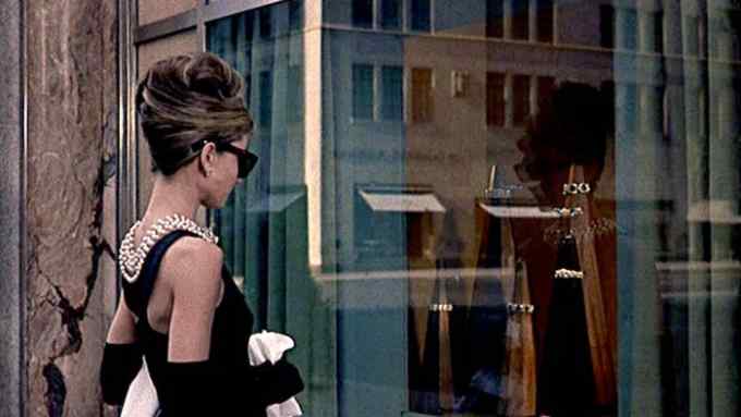 FJB858 diamants sur canape breakfast at Tiffany's 1961 real : Blake Edwards Audrey Hepburn credit Alamy