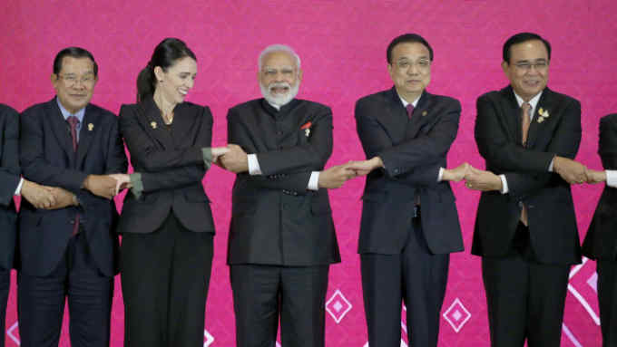 epa07971889 (L-R) Cambodia's Prime Minister Hun Sen, New Zealand Prime Minister Jacinta Ardern, India's Prime Minister Narendra Modi, China's Premier Li Keqiang and Thailand's Prime Minister Prayut Chan-o-cha link hands to pose for a group photo during the 3rd RCEP (Regional Comprehensive Economic Partnership) Summit as part of the 35th Association of Southeast Asian Nations (ASEAN) Summit at IMPACT Muang Thong Thani, a northern suburb of Bangkok in Nonthaburi province, Thailand, 04 November 2019. Thailand is hosting the 35th ASEAN Summit, which will run from 02 to 04 November 2019. EPA-EFE/NARONG SANGNAK