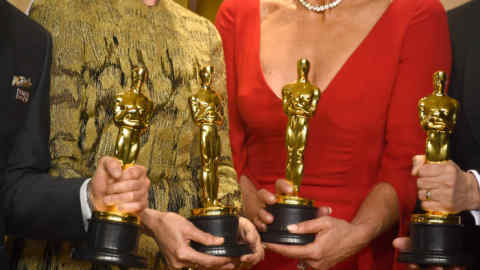 HOLLYWOOD, CA - MARCH 04:  (L-R) Actor Sam Rockwell, winner of the Best Supporting Actor award for 'Three Billboards Outside Ebbing, Missouri;' actor Frances McDormand, winner of the Best Actress award for 'Three Billboards Outside Ebbing, Missouri;' actor Allison Janney, winner of the Best Supporting Actress award for 'I, Tonya;' and actor Gary Oldman, winner of the Best Actor award for 'Darkest Hour,' Oscar trophy details, pose in the press room during the 90th Annual Academy Awards at Hollywood & Highland Center on March 4, 2018 in Hollywood, California.  (Photo by Frazer Harrison/Getty Images)