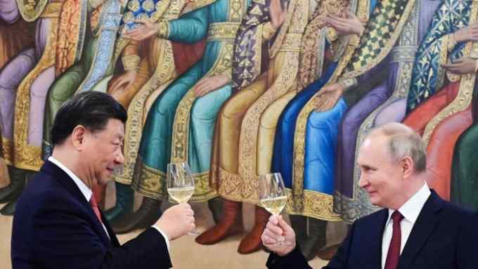 Russian President Vladimir Putin and China’s President Xi Jinping make a toast during a reception following their talks at the Kremlin in Moscow on March 21, 2023