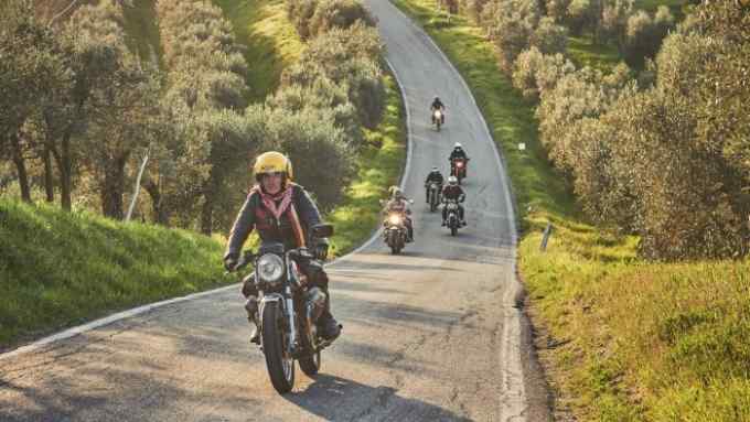 The author rides the 1974 Moto Guzzi 750S in the hills of Tuscany
