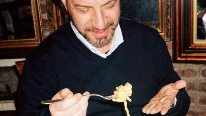 Alberto Grandi eating carbonara