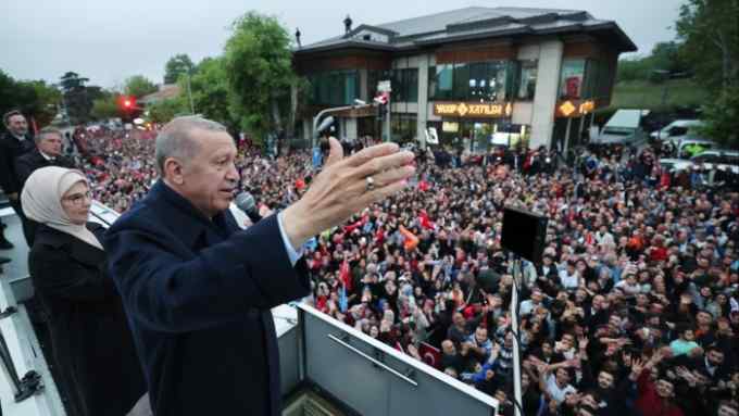 Recep Tayyip Erdoğan addressing his supporters