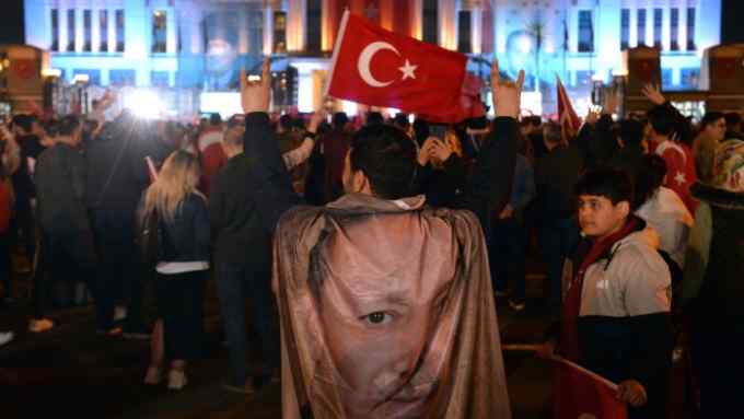 Supporters of Turkish president Recep Tayyip Erdoğan gather outside the presidential palace in Ankara