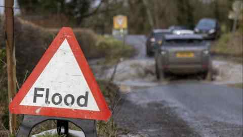 A flood warning road sign