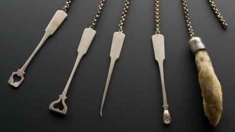 Set of personal hygiene instruments on a chain, called a chatelaine