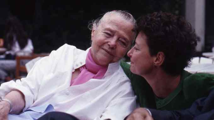 Charlotte Perriand and her daughter Pernette Perriand-Barsac in Rio di Janeiro, 1987